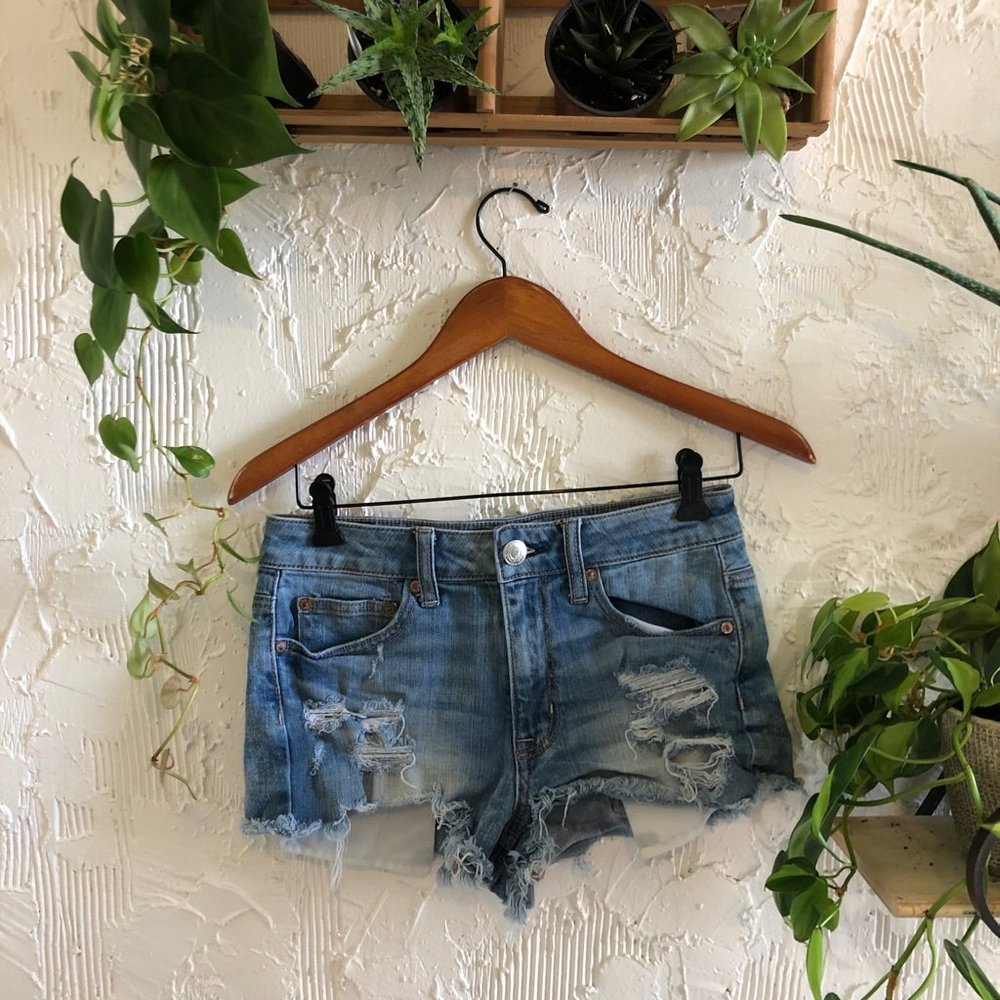 AEO Hi-Rise Festival Distressed Jean Shorts Size 4